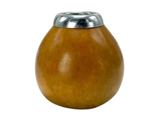 Zijaanzicht van yerba mate kalebas met ronde vorm en houtlook design